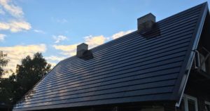 Solar-paneelid paigaldatuna tasapinnaliste katusekivide vahele
